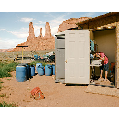 Linda Jackson washes her hair © Elliot Ross