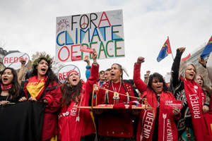 The Indigenous Peoples' Block through the streets of Paris during the closing day of COP21 © Allan Lissner/IEN