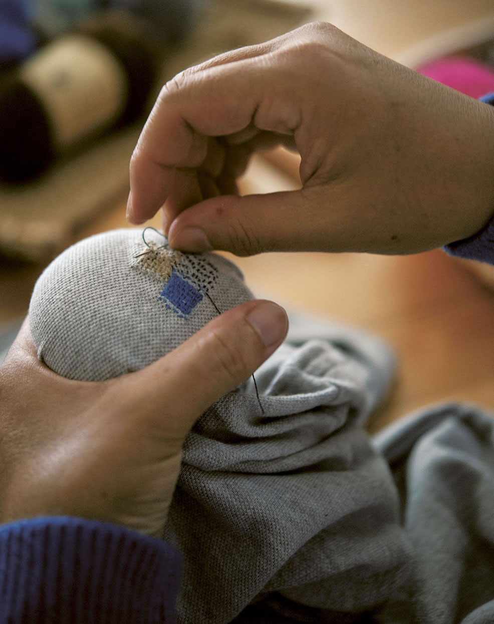 Hikaru’s hands darning. Photograph by Noriaki Moritani