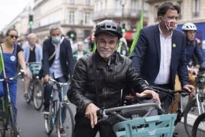 Carlos Moreno riding a bike in Paris © Mathieu Delmestre